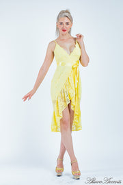 Woman wearing a yellow lace one-size dress, summer party dress